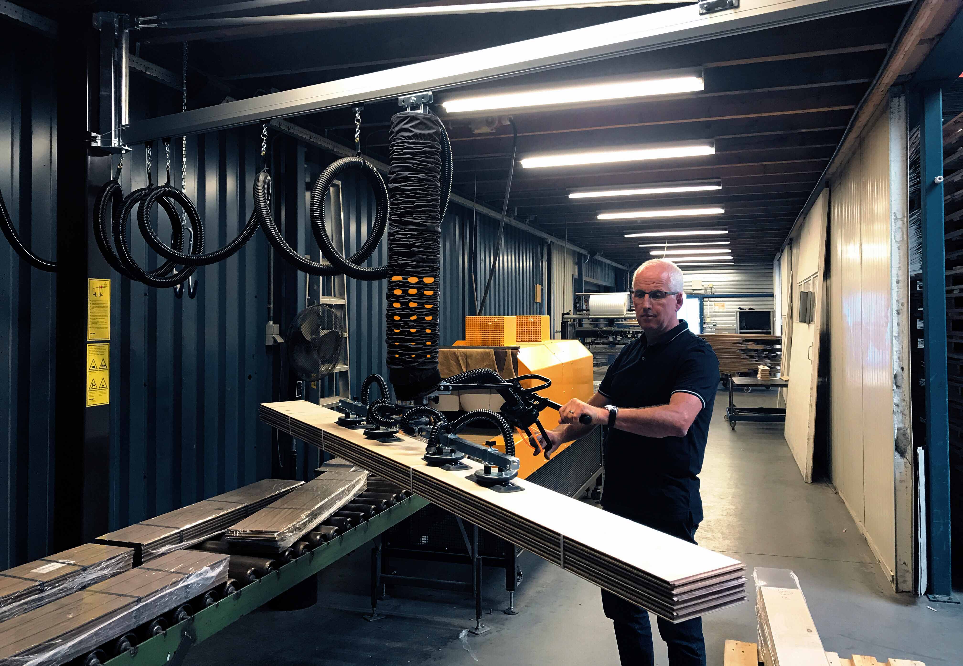 Benefits of lifting wood panels with a TAWI vacuum lifter